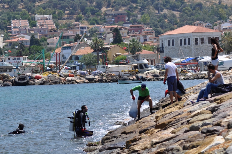 YeniFoça'da Kıyı ve Sualtı Temizliği